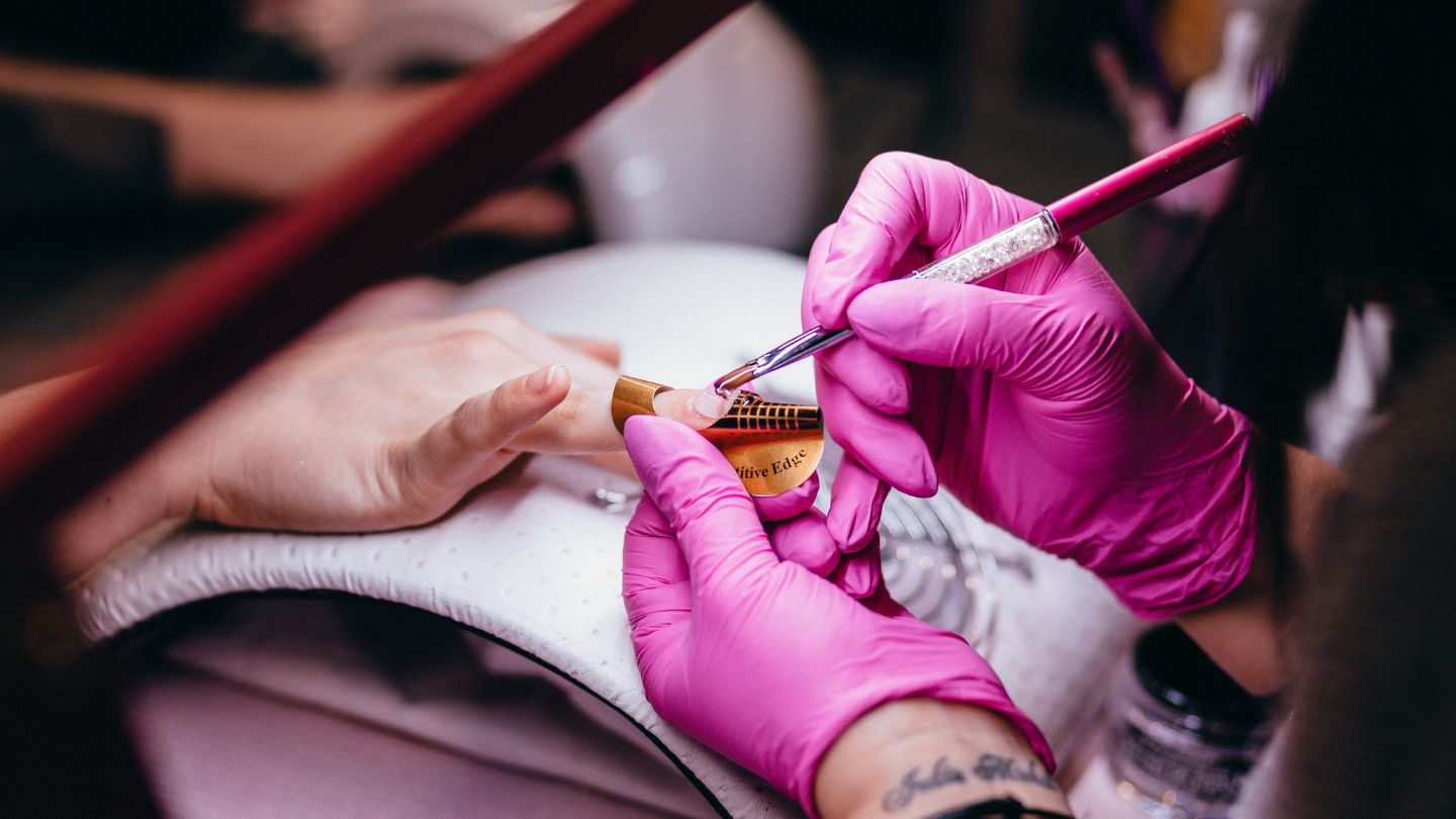 Que révèlent les stries sur les ongles de nos mains ?